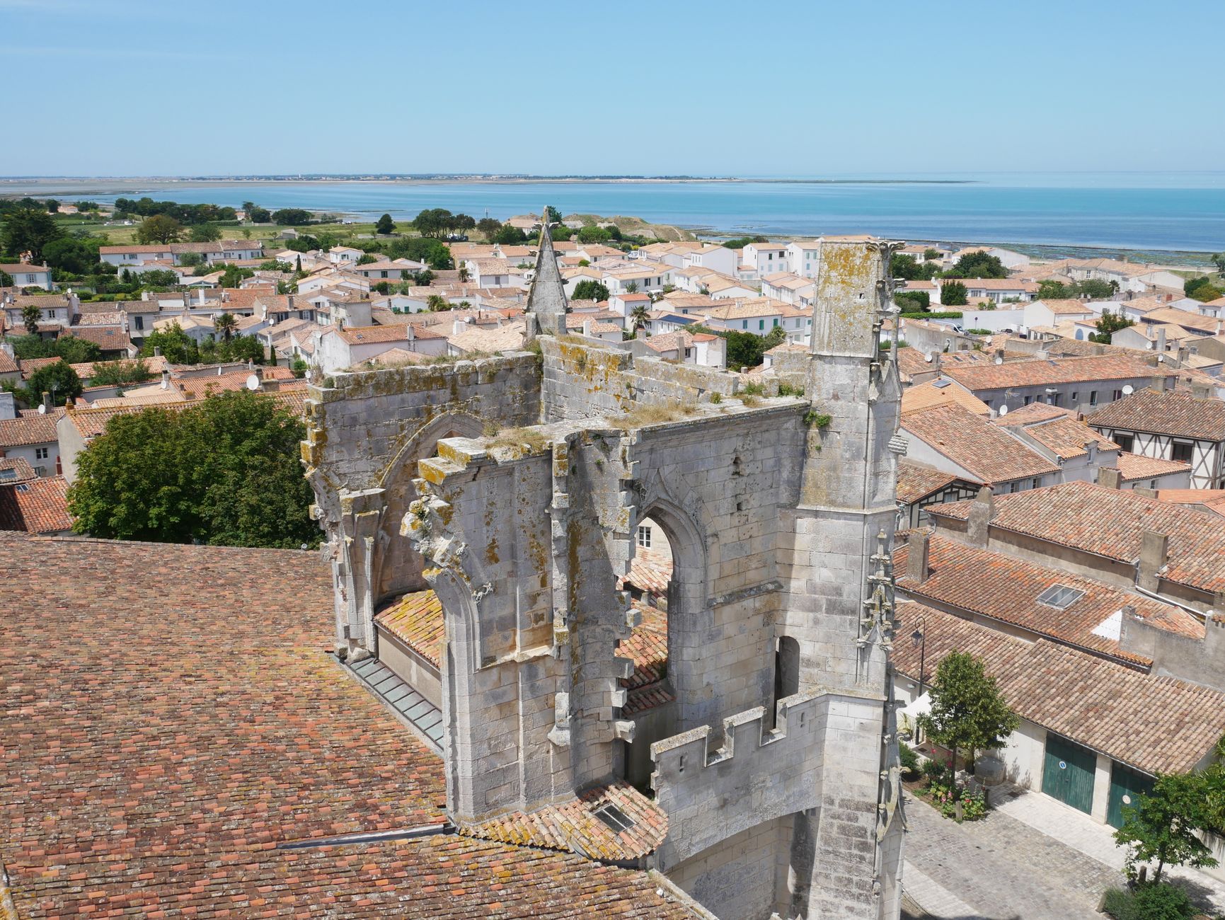 Bâchage de toiture équipe à Les Abymes